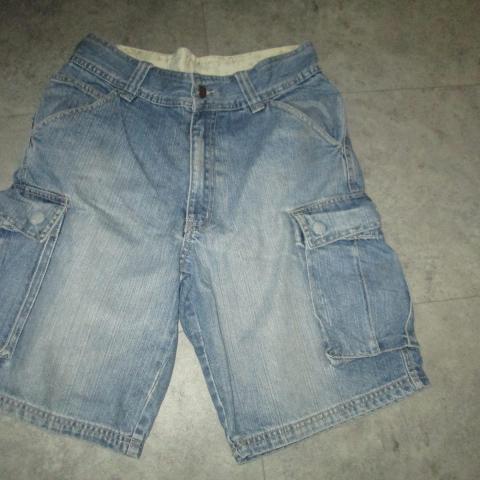 troc de  short en jeans taille 38   avec poches     8 noisettes   bon etat, sur mytroc