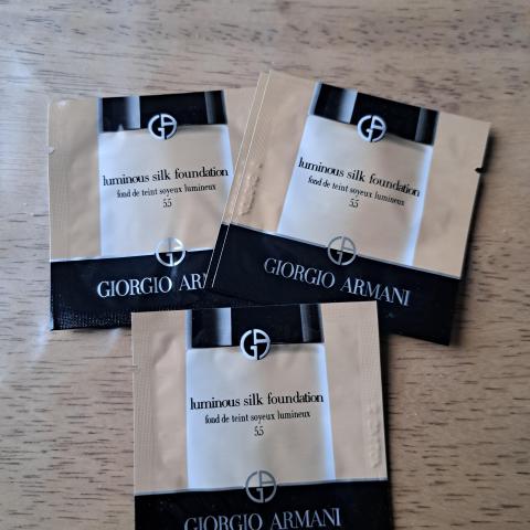 troc de  RESERVES LOT de 3 échantillons de fond de teint Giorgio Armani, sur mytroc