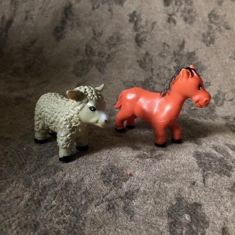 troc de  Cheval et mouton plastique mou largeur 9cm approx., sur mytroc