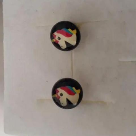 troc de  boucles d'oreilles clou motif Licorne, sur mytroc