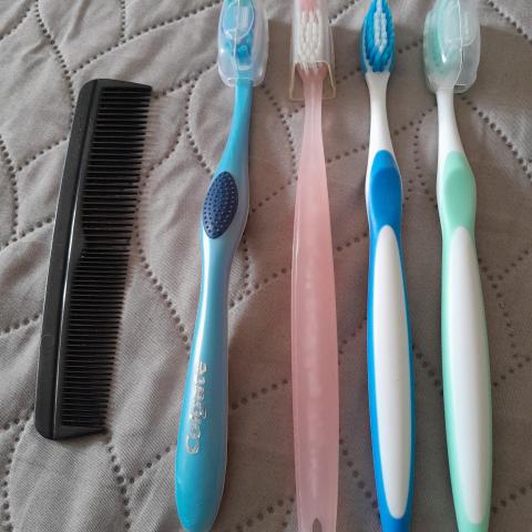 troc de  Lots de 4 brosses à dents et 1 peigne neuf, sur mytroc