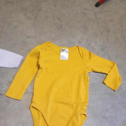 troc de  Body jaune  (mixe ) 9 mois   H et  M, sur mytroc