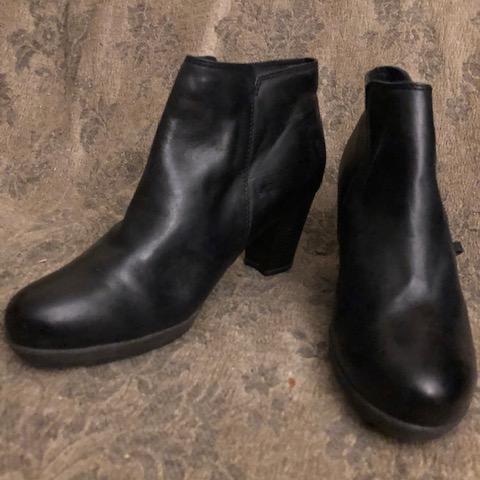 troc de  Bottines noires talon Tamaris quasi neuves taille 40, sur mytroc