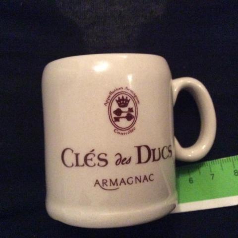 troc de  petite chope armagnac et cafe cles des ducs h:6cm d:5cm, sur mytroc