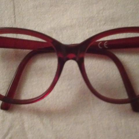 troc de  Monture de lunettes rouge bordeaux translucide., sur mytroc