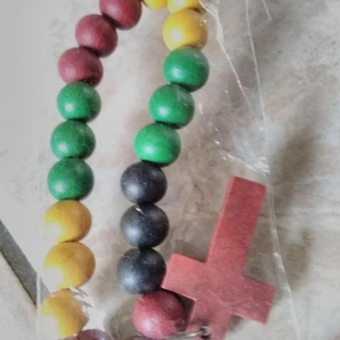 troc de  bracelets perle en bois croix neuf, sur mytroc