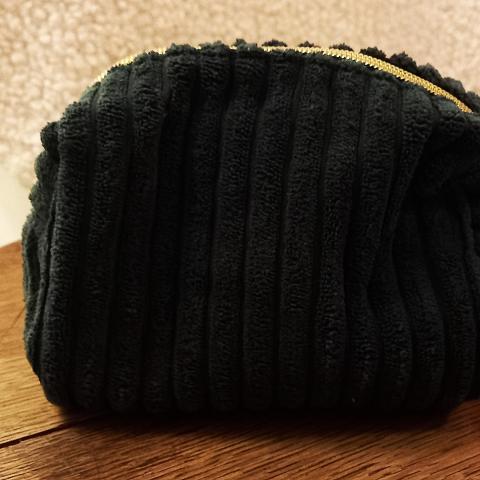 troc de  Trousse verte foncée en velours., sur mytroc