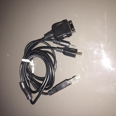 troc de  Cable prise USB d’un côté et 3 autres Fiches de l’autre, sur mytroc