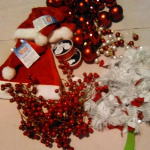 troc de  RESERVE et envoyé lot déco noel, rouge et blanc, très bon état, sur mytroc