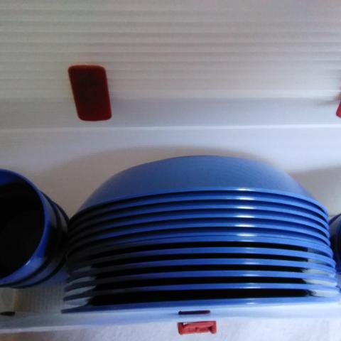 troc de  lot boite et vaisselles, en plastique, très bon état, sur mytroc