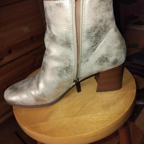 troc de  Bottines neuves 39 dorées, sur mytroc