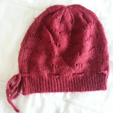 troc de  Bonnet rouge carmin avec fil brillant taille 57, sur mytroc