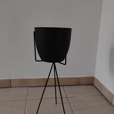 troc de  Pot plante avec support métallique, sur mytroc