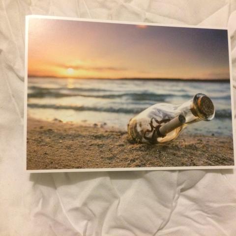 troc de  Carte postale bouteille avec parchemin échouée sur la plage, sur mytroc