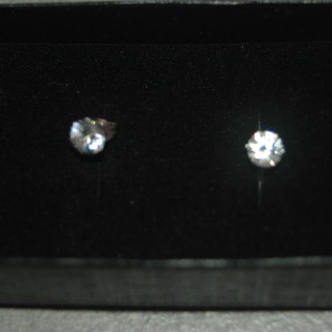 troc de  Clous d'oreilles imitation (bien sur !) diamants  réservé salima, sur mytroc