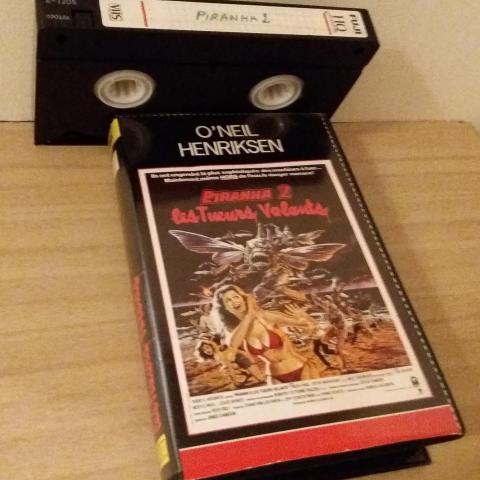 troc de  VHS (enregistrement TV) - PIRANHA 2 (James Cameron), sur mytroc