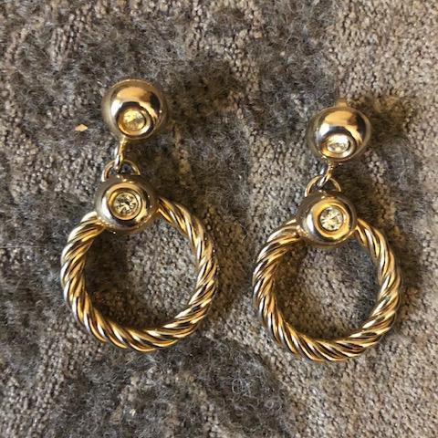 troc de  Boucles d'oreilles métal doré anneaux torsadés 2,5cm de diam., sur mytroc