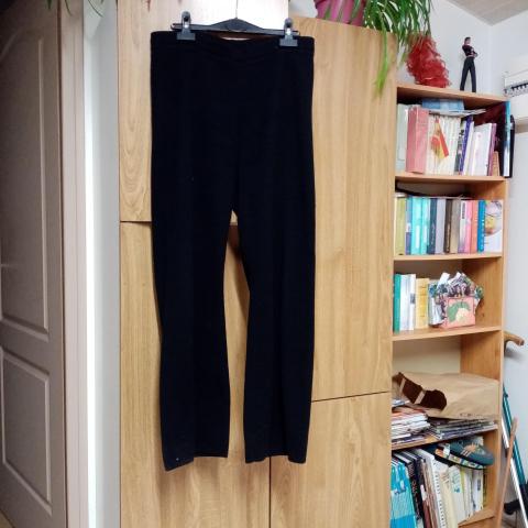 troc de  pantalon noir neuf taille  42/44  100%  acrylique   10  noisettes, sur mytroc