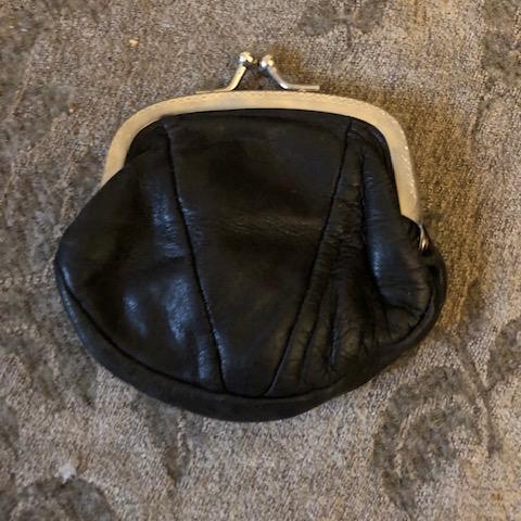 troc de  Petit porte-monnaie noir, sur mytroc