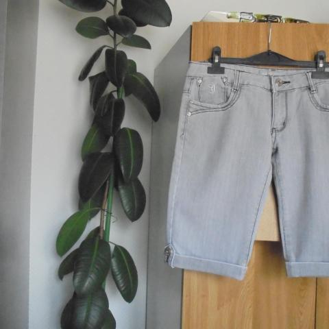 troc de  short en jeans gris  broderie derriere   taille  42      8   nois, sur mytroc