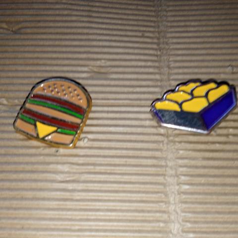 troc de  2 pin's mac Donald vintage réserver lilas91, sur mytroc