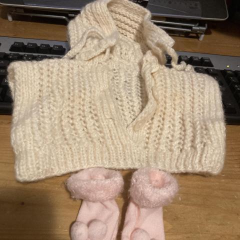 troc de  Haut tricot sans manche et chaussettes 6 mois, sur mytroc