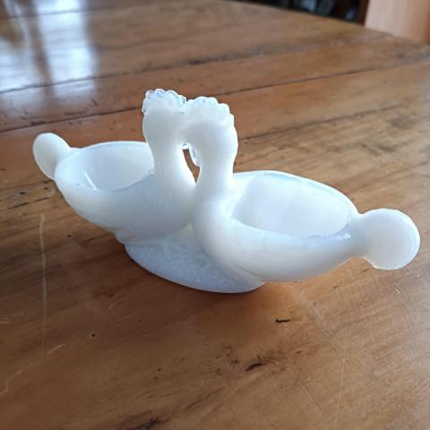 troc de  Salière et poivrier Poules en opaline, sur mytroc