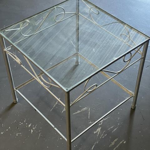 troc de  TABLE BASSE EN VERRE AVEC STRUCTURE EN MÉTAL, sur mytroc