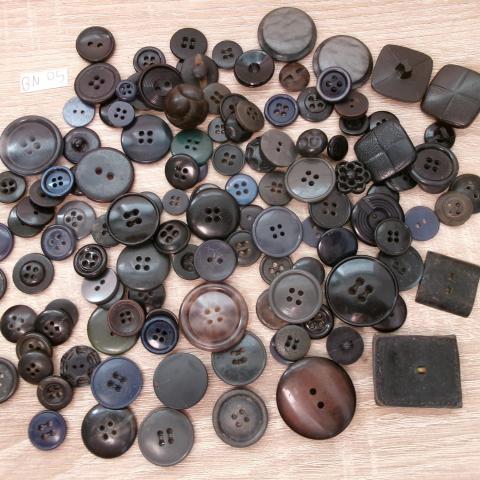 troc de  Réf BN5 lot boutons vintage noir et noir bleuté 4 , 2 et 1 trous, sur mytroc