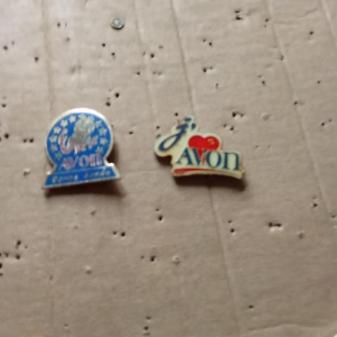 troc de  2 pin's parfum réserver lilas 91, sur mytroc