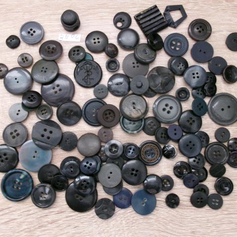 troc de  Réf BN6 lot boutons vintage noir et noir bleuté 4 , 2 et 1 trous, sur mytroc