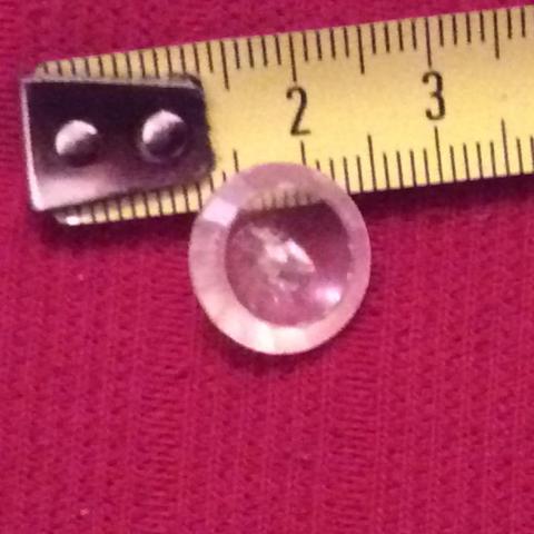 troc de  Vieux bouton plastique 1,5cm de la travailleuse de ma grand-mère, sur mytroc