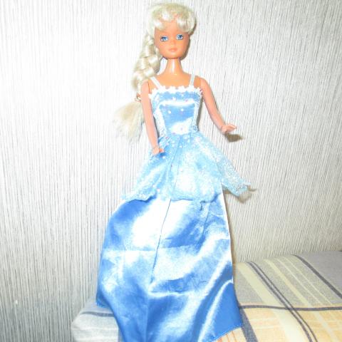 troc de  robe de poupée barbie bleue 4 noisettes port compris, sur mytroc