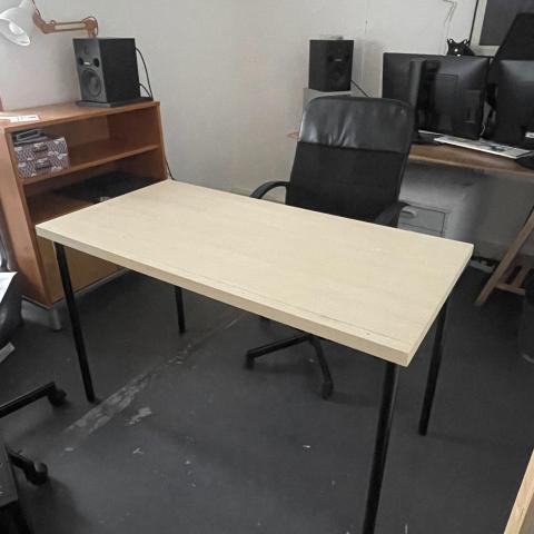 troc de  BUREAU EN CONTREPLAQUÉ, sur mytroc