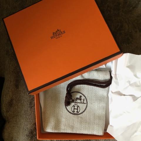 troc de  (réservé) Boîte Hermès 12,5x11cm + sachet tissu Hermès, sur mytroc