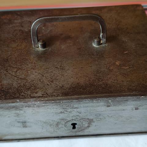 troc de  Qui sais réparer cette Petite boîte en acier?, sur mytroc