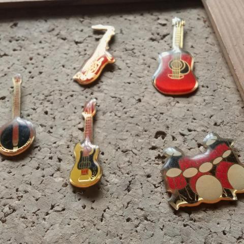 troc de  Lot pin's musique avec attache, sur mytroc