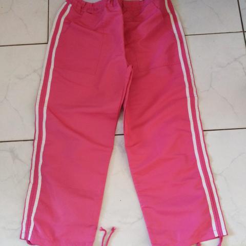 troc de  Pantalon sport rose taille 3 en bon etat en cours de troc******, sur mytroc