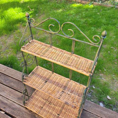 troc de  Etagere en rotin, sur mytroc