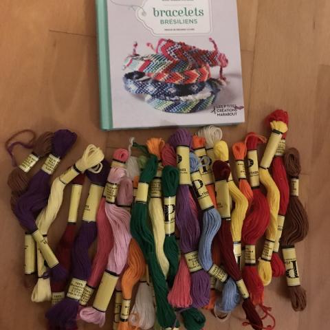 troc de  Livre bracelets brésiliens et fils de couleurs, sur mytroc