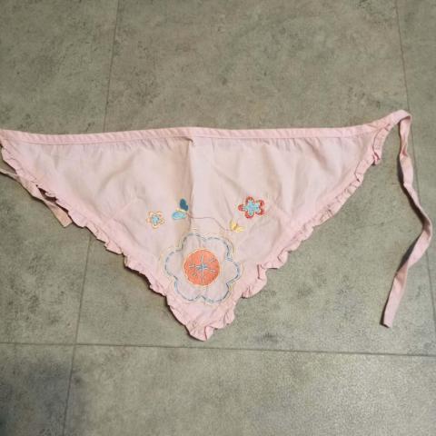 troc de  Fichu rose  petite fille   2 noisettes, sur mytroc
