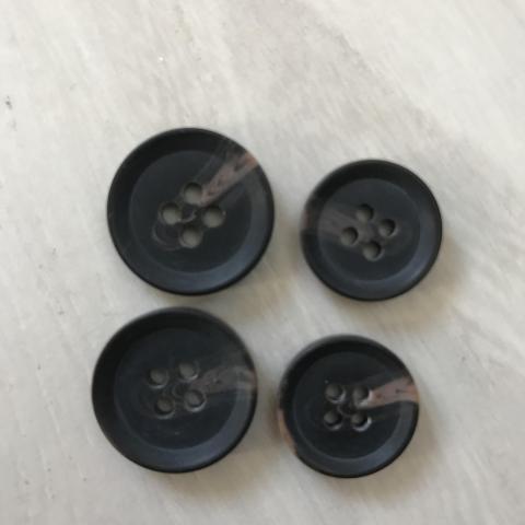 troc de  Réservé 4 boutons noirs, sur mytroc