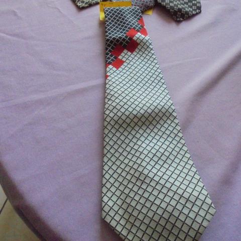 troc de  reservé Cravate  grise avec motif  3 noisettes, sur mytroc