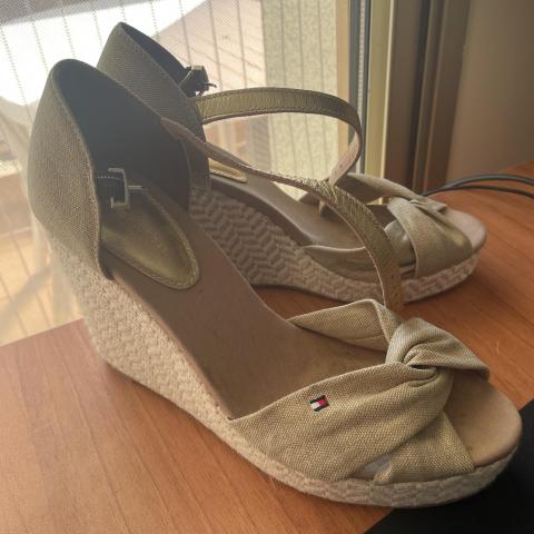 troc de  Magnifique paire de compensés Tommy hilfiger, sur mytroc