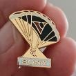 troc de troc n* 12 reserver  gigi  un pins ' sony ' image 1