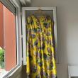 troc de troc robe longue jaune tropicale fleurie – fluide et légère image 0