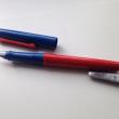troc de troc stylo plume rouge et bleu en plastique image 0