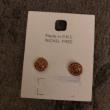 troc de troc petites boucles d'oreilles dorées oreilles percées image 0