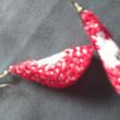 troc de troc boucles d'oreilles pendantes crochet rouges et blanches image 1