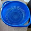 troc de troc grande passoire en plastique bleu bon état image 0